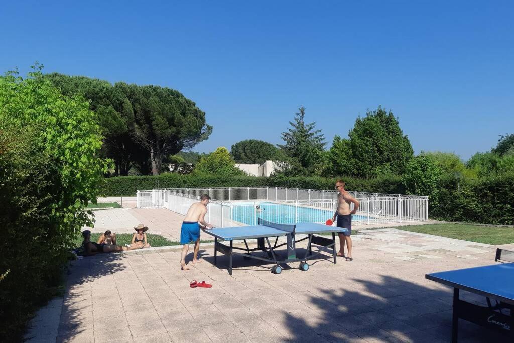 Mazet Dans Residence Avec Piscine Bagnols-en-Forêt Eksteriør billede