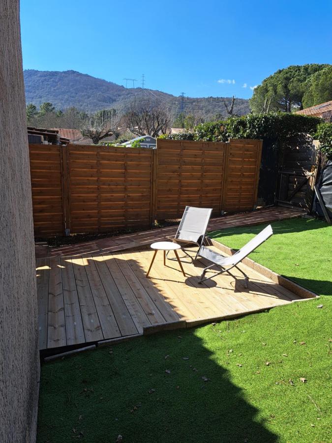 Mazet Dans Residence Avec Piscine Bagnols-en-Forêt Eksteriør billede